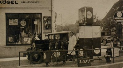 1928 - Tankstelle für die ersten Fahrzeuge